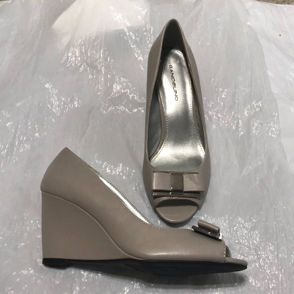 Wedges size 7 with buckle!